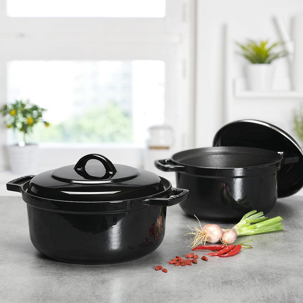 Cocottes en fonte traditionnelle Chasseur, Staub & Invicta